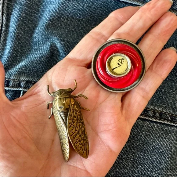 1 set of 2 fun fashion brooches / pins - Picture 2 of 6